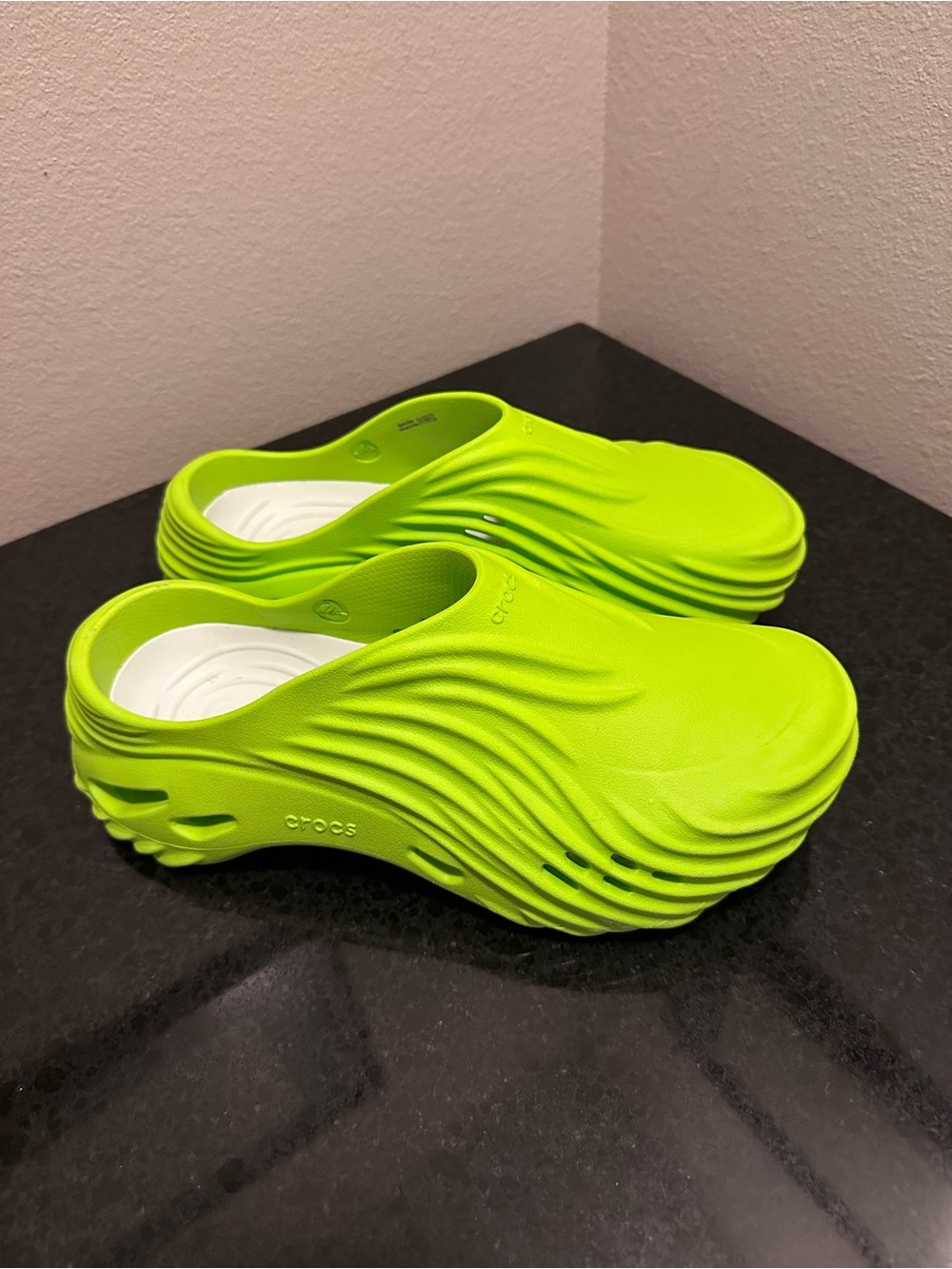 🔥🔥CROCS Mens Size 10 Lime Punch Wave Slip-On Clogs!